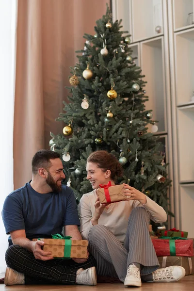 Izgatott pár ünnepli a karácsonyt — Stock Fotó