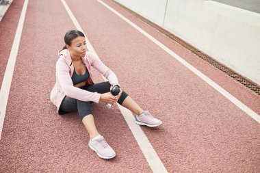 Eğitimden sonra dinlenen kadın