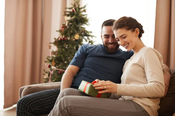 Erkek arkadaşından Noel hediyesi açan kadın — Stok fotoğraf