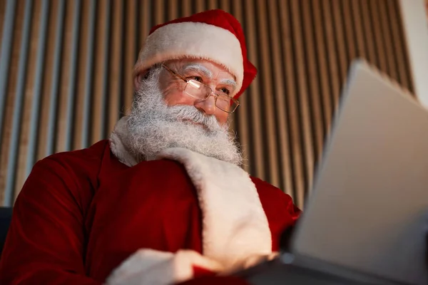 Noel Baba E- posta Kontrol Ediyor — Stok fotoğraf
