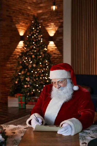 Santa Signing Brev – stockfoto