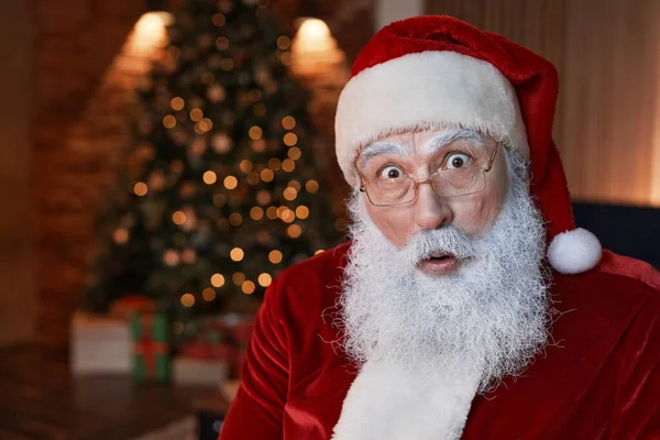 Portrét překvapeného Santa Clause — Stock fotografie