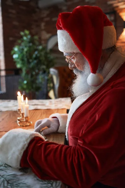 Santa Claus sedí u stolu — Stock fotografie