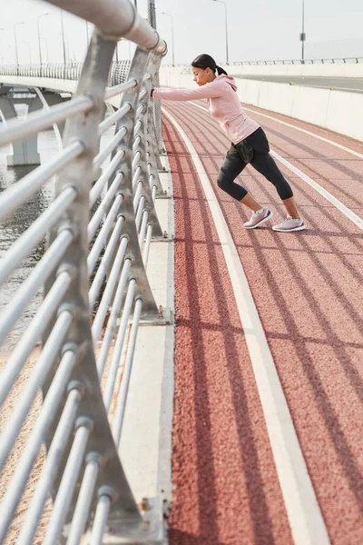 Mujer entrenando en el estadio — Foto de Stock