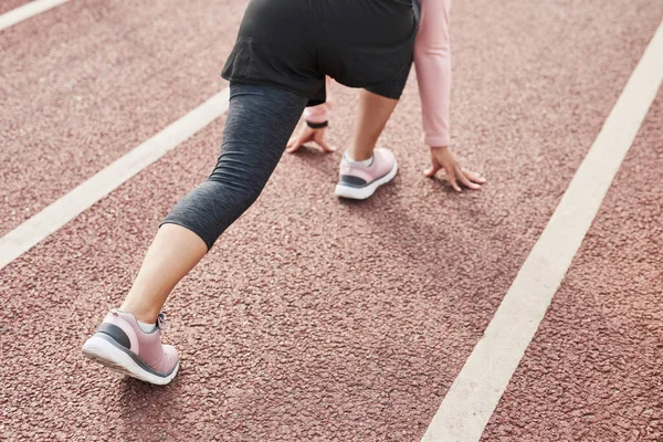 Mujer participando en un evento deportivo — Foto de Stock