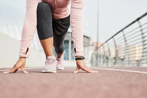 Deportiva corriendo en el estadio — Foto de Stock