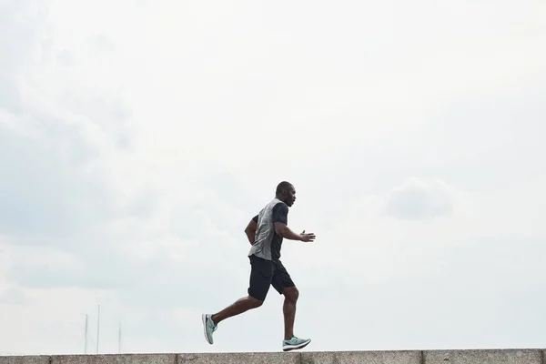 Hombre corriendo en la mañana — Foto de Stock