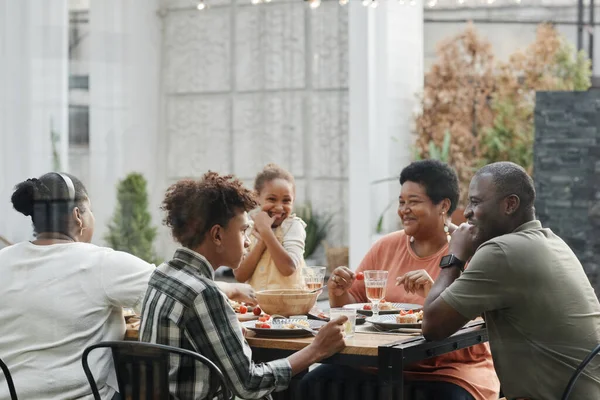 Heureuse famille afro-américaine au dîner en plein air — Photo