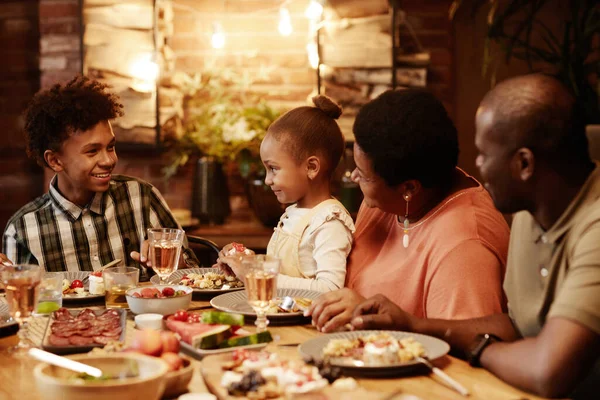 Famille afro-américaine au dîner ensemble — Photo