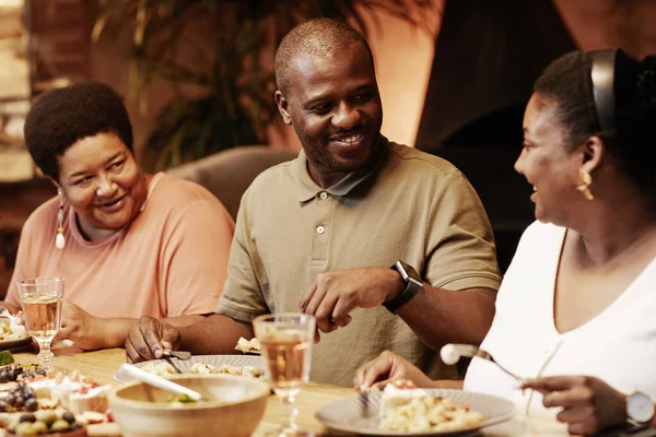 Afrikanska amerikanska familjen njuter av middagen — Stockfoto