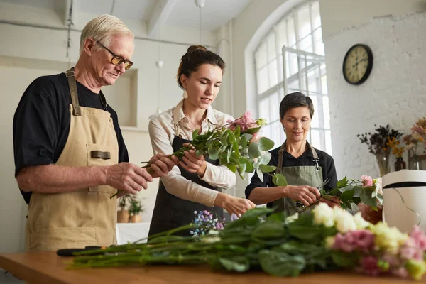 Hombre mayor en taller de floristería — Foto de Stock