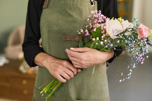 Floristería sosteniendo flores — Foto de Stock