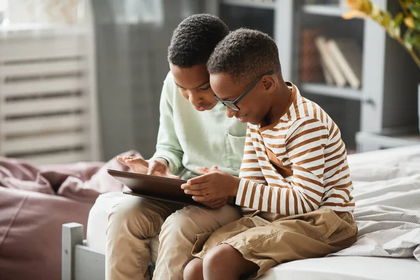 Jungen nutzen Tablet zu Hause — Stockfoto