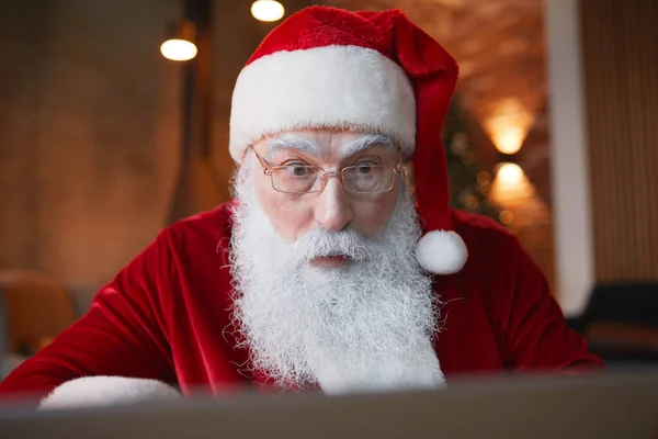 Шок Санта, читающий новости в Интернете — стоковое фото