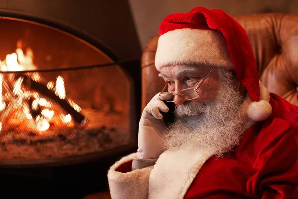 Санта розмовляє по телефону — стокове фото