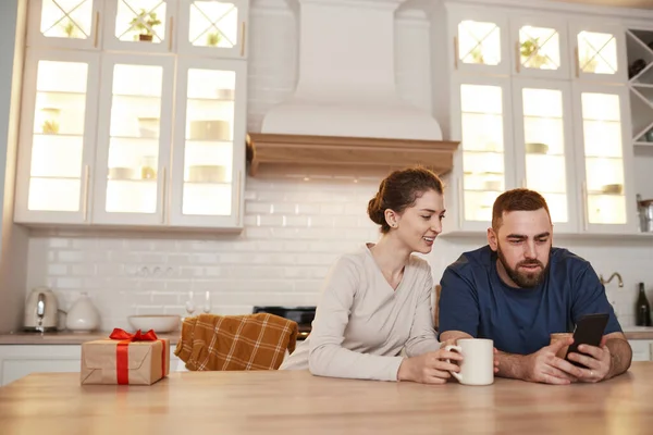 Couple Surfing Net Together — Stock Photo, Image