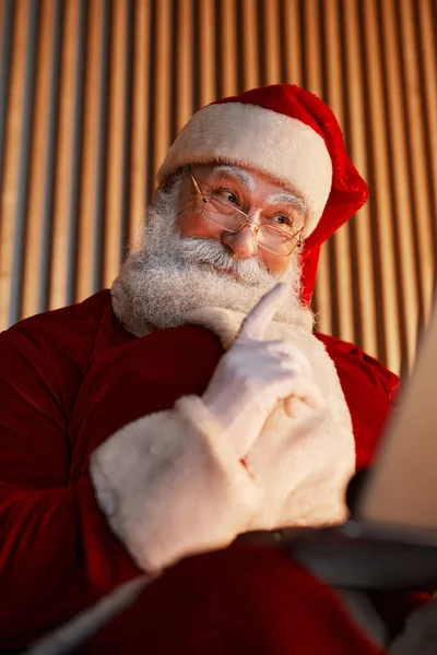 Santa Talking Via Video Chat — стокове фото