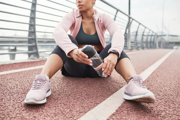 Deportiva descansando después del entrenamiento deportivo — Foto de Stock