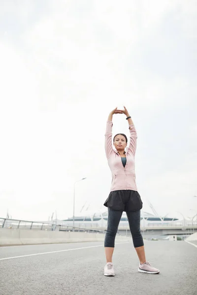 Mujer haciendo ejercicios al aire libre — Foto de Stock