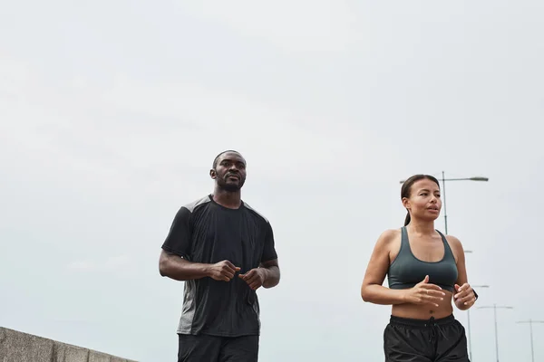 Pareja corriendo juntos en la mañana — Foto de Stock