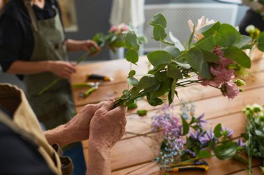 Çiçek Düzenleyen Çiçekçiler Yakından