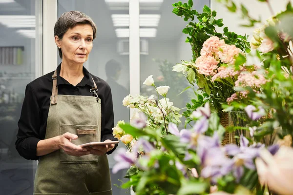 Floristería femenina en tienda — Foto de Stock