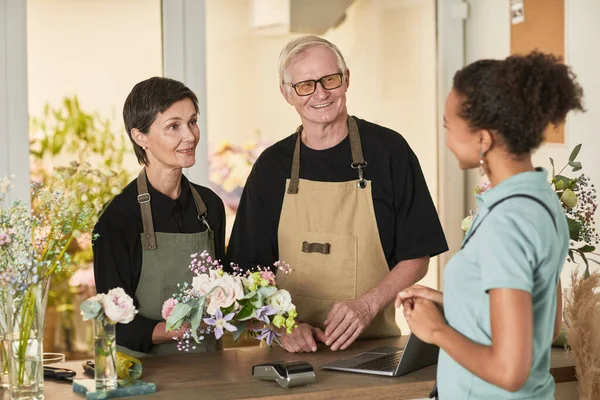 Floristas sirviendo al cliente — Foto de Stock