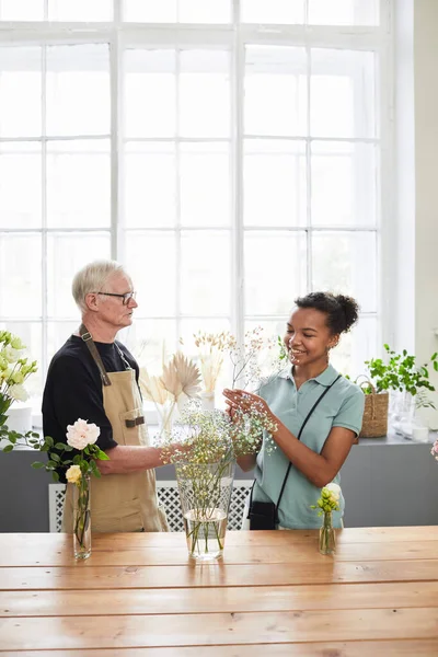 Senior Florist Consulting Client — Foto de Stock