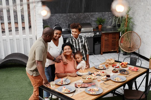 Gelukkig Afrikaans Amerikaans gezin met oma — Stockfoto