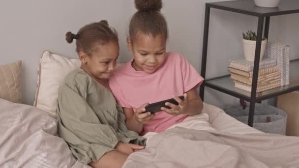 Слоумоснимок Двух Смешных Девочек Лет Афроамериканского Этноса Играющих Игры Смартфоне — стоковое видео