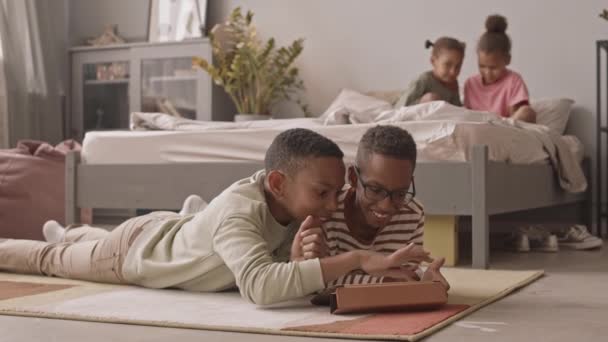 Powolne Ujęcie Letnich Afroamerykanów Leżących Podłodze Przytulnej Sypialni Grających Gry — Wideo stockowe