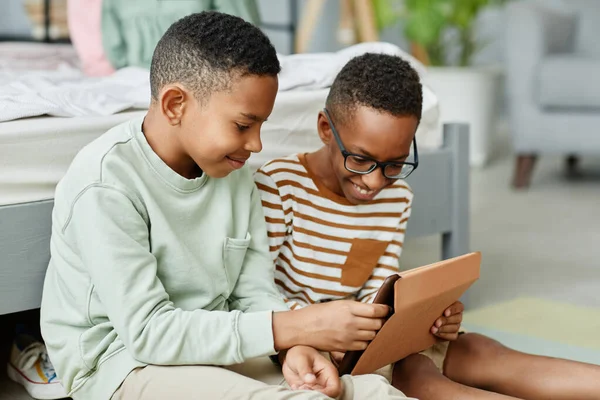 Niños afroamericanos usando Tablet — Foto de Stock