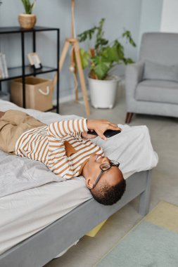 Akıllı telefon kullanan Afrikalı Amerikalı Gençler