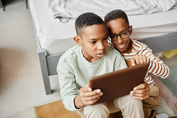 African American Boys använder Tablet hemma — Stockfoto