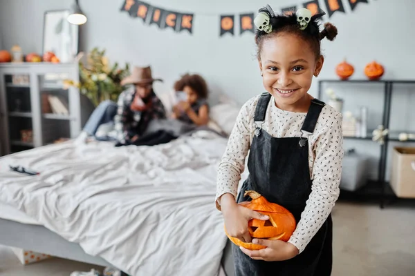 Sorrindo menina afro-americana no Halloween — Fotografia de Stock