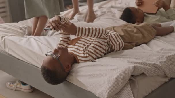 Медленный Снимок Симпатичного Летнего Афро Американского Мальчика Очках Прокручивающего Смартфоне — стоковое видео