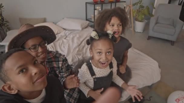 Pov Slow Tiro Quatro Meninos Meninas Afro Americanos Bonitos Trajes — Vídeo de Stock