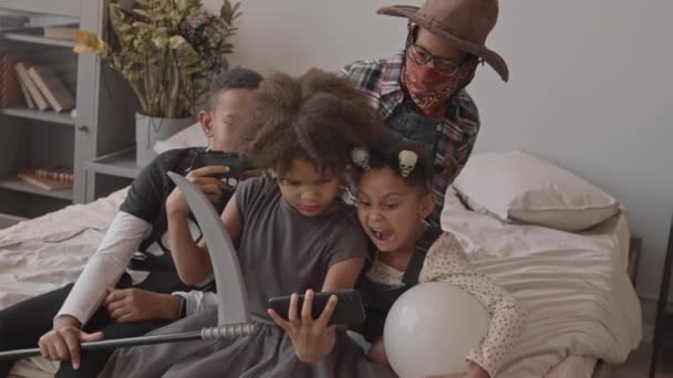 Slowmo Aufnahme Des Süßen Afroamerikanischen Jährigen Mädchens Das Ein Selfie — Stockvideo