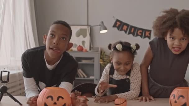 Lassú Felvétel Négy Afro Amerikai Iskolás Halloween Jelmezes Kísérteties Arcokat — Stock videók