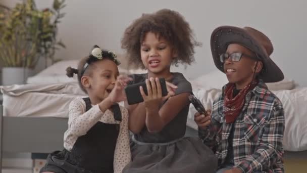 Lento Disparo Dos Niñas Afroamericanas Niño Los Clientes Halloween Haciendo — Vídeo de stock