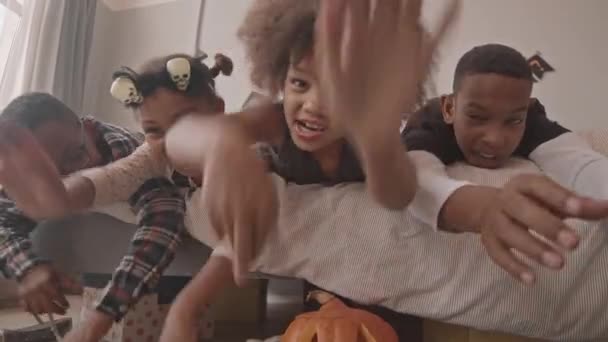 Slowmo Pov Toma Alegres Niños Afroamericanos Disfraces Halloween Divirtiéndose Haciendo — Vídeo de stock