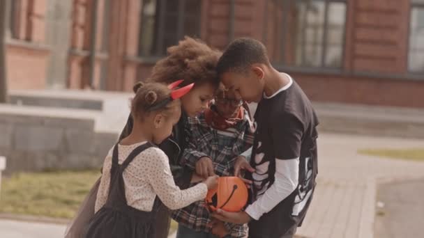 Lento Disparo Cuatro Niños Niñas Afroamericanos Disfraces Halloween Pie Aire — Vídeo de stock