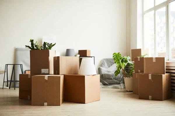 Kartonnen dozen in een nieuwe woning — Stockfoto