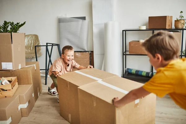 Dva chlapecké stěhovací boxy v novém domě — Stock fotografie