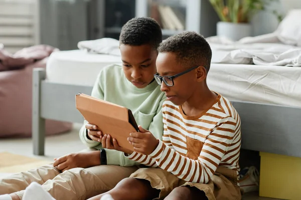 Two Brothers Using Tablet Together — Stock Photo, Image