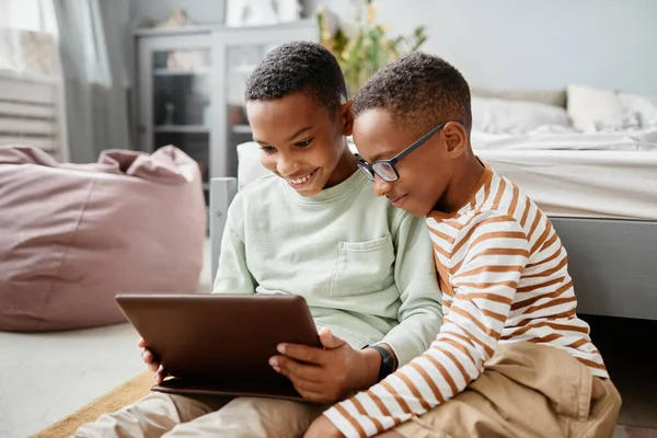 Brothers Using Tablet Together — Stock Photo, Image