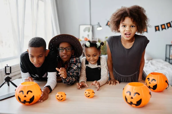 Crianças afro-americanas no Halloween ao ar livre — Fotografia de Stock