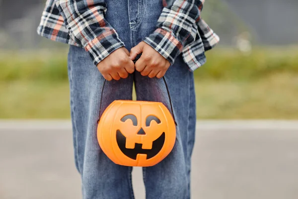 Kid segurando o balde de Halloween Fechar — Fotografia de Stock