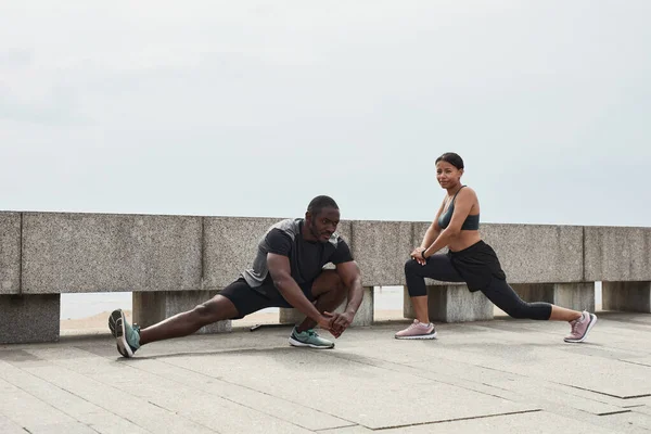Pareja entrenamiento juntos al aire libre — Foto de Stock