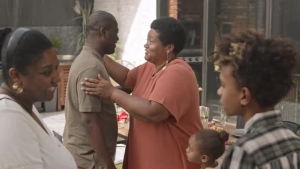 Reife Afrikanerin Umarmt Ihren Erwachsenen Sohn Auf Der Terrasse Und — Stockvideo